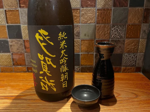 #多賀治 純米大吟醸朝日の責めを瓶詰めした「裏」多賀治。責めとは絞り終わりで圧力を加えギュッと絞り切った部分。濃縮された旨みと酸、甘みもありながらキレのよい酒です🍶´-是非✨️

-—————————————
【御影酒場 ゆめぞう】
🐘営業時間:17:00〜22:00(LO:22:00)
🐘定休日:月曜日(臨時休業あり)
※お休みについてはSNSの投稿をご確認下さい。
🐘電話 : 078-842-2345 
※営業中の18時〜20時頃はお電話が繋がりづらい場合がございます。予めご了承ください。
🐘場所: 〒658-0046 
兵庫県神戸市東灘区御影本町4丁目12-17
🐘全席禁煙(喫煙室あり)
🐘お支払い方法:現金のみ

姉妹店: 
【Uozaki酒場とんぼ】 
☆営業時間:
火〜土→17:30〜24:00(LO:23:00)
日→14:00〜21:30(LO:21:00)
月曜日定休日
☆電話 : 078-843-6211
☆場所: 〒658-0026 兵庫県神戸市東灘区魚崎西町4丁目2−52灘ハイツ 1階
☆全席禁煙
☆お支払い方法:現金のみ

【魚崎酒場 きりん 】
★営業時間:17:00〜22:00(LO:22:00)
★定休日:月曜日(臨時休業あり)
★電話 : 078-855-4833
★場所: 〒658-0025 神戸市東灘区魚崎南町8丁目8-19クレール魚崎１階東
★全席禁煙(喫煙室あり)
★お支払い方法:現金のみ

#ゆめぞう
#御影市場　
#日本酒
#居酒屋