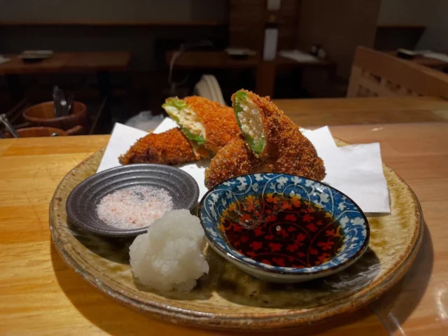 本日のおすすめ逸品は、【万願寺唐辛子の肉詰めフライ】です🫑
是非✨️
-—————————————
【御影酒場 ゆめぞう】
🐘営業時間:17:00〜23:00(LO:22:00)
🐘定休日:月曜日(臨時休業あり)
※お休みについてはSNSの投稿をご確認下さい。
🐘電話 : 078-842-2345 
※営業中の18時〜20時頃はお電話が繋がりづらい場合がございます。予めご了承ください。
🐘場所: 〒658-0046 
兵庫県神戸市東灘区御影本町4丁目12-17
🐘全席禁煙(喫煙室あり)
🐘お支払い方法:現金のみ

姉妹店: 
【Uozaki酒場とんぼ】 
☆営業時間:
火〜土→17:30〜24:00(LO:23:00)
日→14:00〜21:30(LO:21:00)
月曜日定休日
☆電話 : 078-843-6211
☆場所: 〒658-0026 兵庫県神戸市東灘区魚崎西町4丁目2−52灘ハイツ 1階
☆全席禁煙
☆お支払い方法:現金のみ

【魚崎酒場 きりん 】
★営業時間:17:00〜23:00(LO:22:00)
★定休日:月曜日(臨時休業あり)
★電話 : 078-855-4833
★場所: 〒658-0025 神戸市東灘区魚崎南町8丁目8-19クレール魚崎１階東
★全席禁煙(喫煙室あり)
★お支払い方法:現金のみ

#ゆめぞう
#御影市場　
#日本酒
#居酒屋