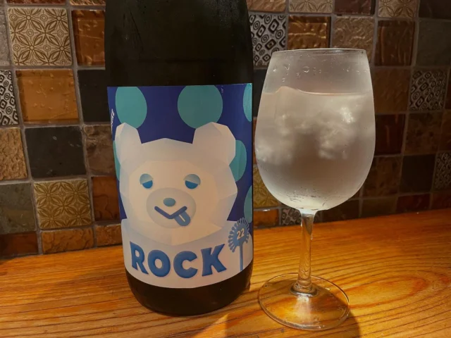 #ワイングラスで飲む日本酒 #センスケロック  #仙介ロック酒
ロック酒・氷が溶けてくると味も薄く感じそうですが、麹米の使用割合を2%多い22%で仕込むことによりしっかりと旨味も残すことができた日本酒です🍶´-是非✨️
-—————————————
【御影酒場 ゆめぞう】
🐘営業時間:17:00〜23:00(LO:22:00)
🐘定休日:月曜日(臨時休業あり)
※お休みについてはSNSの投稿をご確認下さい。
🐘電話 : 078-842-2345 
※営業中の18時〜20時頃はお電話が繋がりづらい場合がございます。予めご了承ください。
🐘場所: 〒658-0046 
兵庫県神戸市東灘区御影本町4丁目12-17
🐘全席禁煙(喫煙室あり)
🐘お支払い方法:現金のみ

姉妹店: 
【Uozaki酒場とんぼ】 
☆営業時間:
火〜土→17:30〜24:00(LO:23:00)
日→14:00〜21:30(LO:21:00)
月曜日定休日
☆電話 : 078-843-6211
☆場所: 〒658-0026 兵庫県神戸市東灘区魚崎西町4丁目2−52灘ハイツ 1階
☆全席禁煙
☆お支払い方法:現金のみ

【魚崎酒場 きりん 】
★営業時間:17:00〜23:00(LO:22:00)
★定休日:月曜日(臨時休業あり)
★電話 : 078-855-4833
★場所: 〒658-0025 神戸市東灘区魚崎南町8丁目8-19クレール魚崎１階東
★全席禁煙(喫煙室あり)
★お支払い方法:現金のみ

#ゆめぞう
#御影市場　
#日本酒
#居酒屋