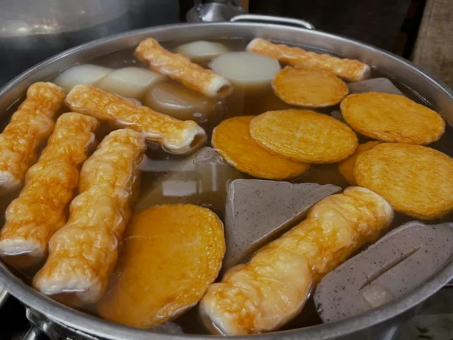 おでん仕込み中🍢
本日のおでん盛り合わせは、ネギマグロ串入りです‼️
寒い日には、あったかおでんで温まって下さいね✨️
-—————————————
【御影酒場 ゆめぞう】
🐘営業時間:17:00〜23:00(LO:22:00)
🐘定休日:月曜日(臨時休業あり)
※お休みについてはSNSの投稿をご確認下さい。
🐘電話 : 078-842-2345 
※営業中の18時〜20時頃はお電話が繋がりづらい場合がございます。予めご了承ください。
🐘場所: 〒658-0046 
兵庫県神戸市東灘区御影本町4丁目12-17
🐘全席禁煙(喫煙室あり)
🐘お支払い方法:現金のみ

姉妹店: 
【魚崎酒場 きりん 】
★営業時間:17:00〜23:00(LO:22:00)
★定休日:月曜日(臨時休業あり)
★電話 : 078-855-4833
★場所: 〒658-0025 神戸市東灘区魚崎南町8丁目8-19クレール魚崎１階東
★全席禁煙(喫煙室あり)
★お支払い方法:現金のみ

#御影酒場ゆめぞう#兵庫ディナー#神戸ディナー #神戸居酒屋#東灘グルメ#御影グルメ#灘五郷#菊正宗#剣菱#白鶴#杜氏鑑の飲める店#日本酒#和食#創作和食#お造り#お造り盛り合わせ#お造りが美味しい