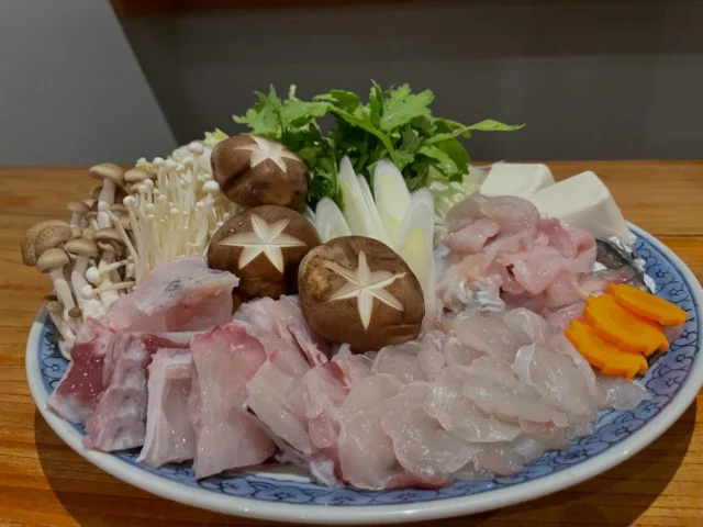 冬のごちそう🐡
ぷりっと旨みたっぷりのふぐてっちり鍋コース‼️
〆の雑炊までお楽しみください✨️
ご予約お待ちしております💁‍♂️
-—————————————
【御影酒場 ゆめぞう】
🐘営業時間:17:00〜23:00(LO:22:00)
🐘定休日:月曜日(臨時休業あり)
※お休みについてはSNSの投稿をご確認下さい。
🐘電話 : 078-842-2345 
※営業中の18時〜20時頃はお電話が繋がりづらい場合がございます。予めご了承ください。
🐘場所: 〒658-0046 
兵庫県神戸市東灘区御影本町4丁目12-17
🐘全席禁煙(喫煙室あり)
🐘お支払い方法:現金のみ

姉妹店: 
【魚崎酒場 きりん 】
★営業時間:17:00〜23:00(LO:22:00)
★定休日:月曜日(臨時休業あり)
★電話 : 078-855-4833
★場所: 〒658-0025 神戸市東灘区魚崎南町8丁目8-19クレール魚崎１階東
★全席禁煙(喫煙室あり)
★お支払い方法:現金のみ

#御影酒場ゆめぞう#兵庫ディナー#神戸ディナー #神戸居酒屋#東灘グルメ御影グルメ灘五郷菊正宗剣菱白鶴杜氏鑑の飲める店日本酒和食創作和食お造りお造り盛り合わせお造りが美味しい