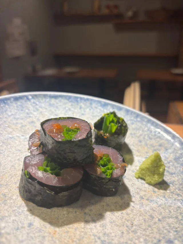 本日のおすすめ逸品は、まぐろとマグロ酒盗のねぎ海苔巻き です‼️
酒盗のコクとまぐろの旨みが重なり、日本酒にぴったりの逸品を是非✨️
-—————————————
【御影酒場 ゆめぞう】
🐘営業時間:17:00〜23:00(LO:22:00)
🐘定休日:月曜日(臨時休業あり)
※お休みについてはSNSの投稿をご確認下さい。
🐘電話 : 078-842-2345 
※営業中の18時〜20時頃はお電話が繋がりづらい場合がございます。予めご了承ください。
🐘場所: 〒658-0046 
兵庫県神戸市東灘区御影本町4丁目12-17
🐘全席禁煙(喫煙室あり)
🐘お支払い方法:現金のみ

姉妹店: 
【魚崎酒場 きりん 】
★営業時間:17:00〜23:00(LO:22:00)
★定休日:月曜日(臨時休業あり)
★電話 : 078-855-4833
★場所: 〒658-0025 神戸市東灘区魚崎南町8丁目8-19クレール魚崎１階東
★全席禁煙(喫煙室あり)
★お支払い方法:現金のみ

#御影酒場ゆめぞう#兵庫ディナー#神戸ディナー #神戸居酒屋#東灘グルメ御影グルメ灘五郷菊正宗剣菱白鶴杜氏鑑の飲める店日本酒和食創作和食お造りお造り盛り合わせお造りが美味しい